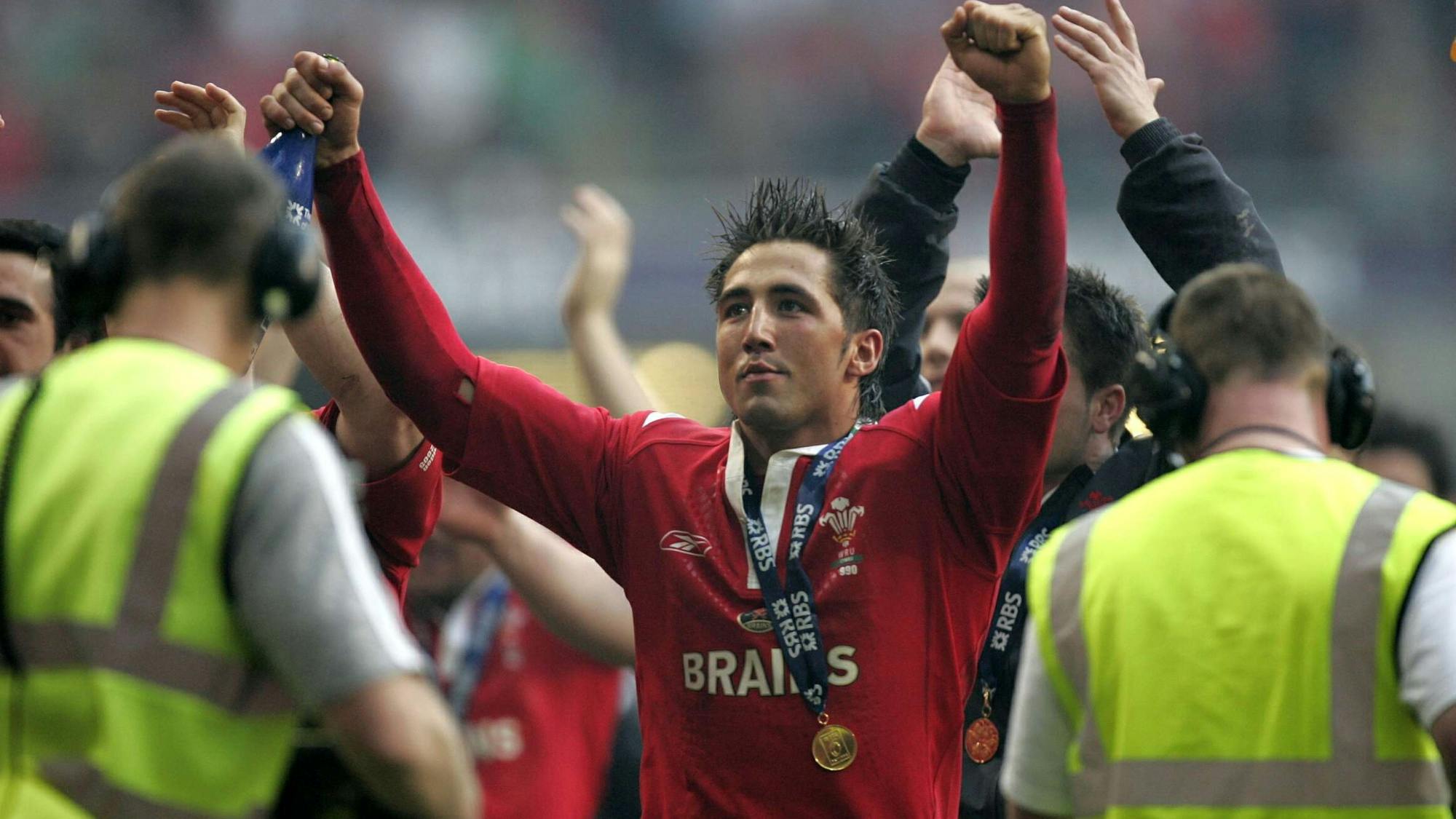 Gavin Henson with THAT KICK against England in 2005 | Guinness Six Nations